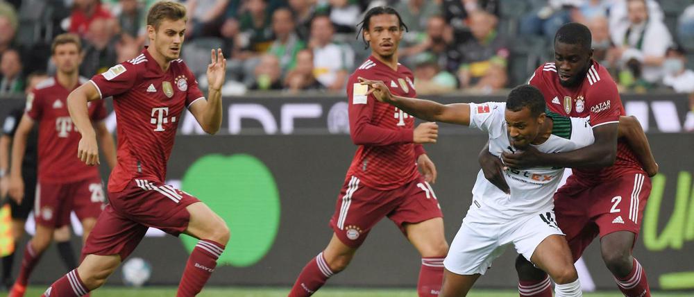 Ihr könnt mich nicht halten, ihr vielen Bayern. Alassane Plea (in weiß) schoss das 1:0 für Gladbach.