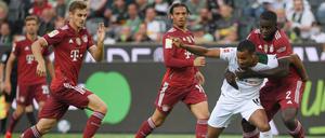 Ihr könnt mich nicht halten, ihr vielen Bayern. Alassane Plea (in weiß) schoss das 1:0 für Gladbach.