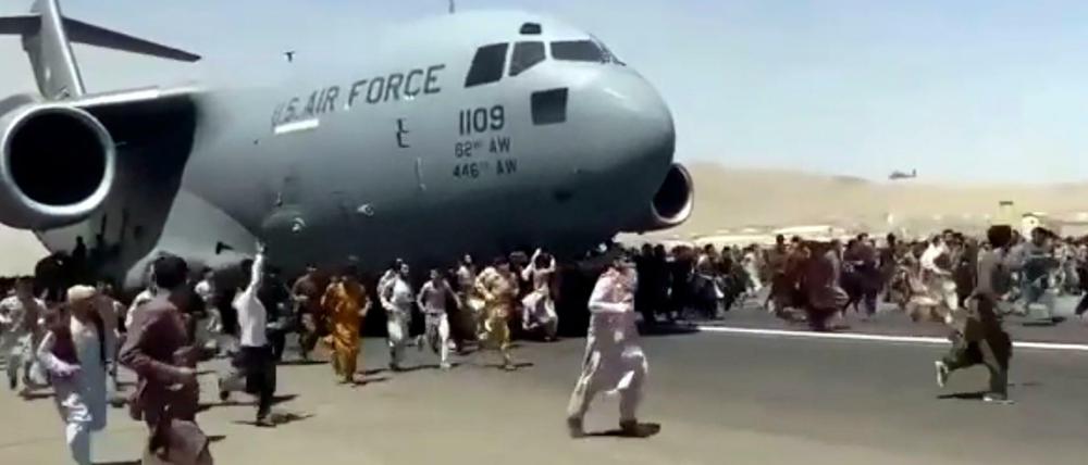 Zahlreiche Afghanen, die sich nach der Machtübernahme der Taliban in Sicherheit bringen wollen, versuchten auf dem Flughafen in Flugzeuge zu gelangen und blockierten die Landebahn.