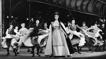 Das Model Gloria Friedrich posiert im Theater des Westens.