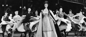 Das Model Gloria Friedrich posiert im Theater des Westens.