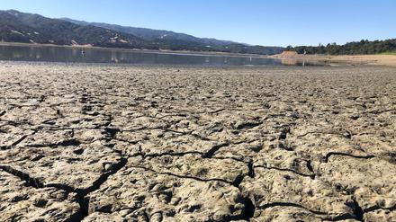 Ein freigelegtes Trockenbett am Lake Mendocino in den USA