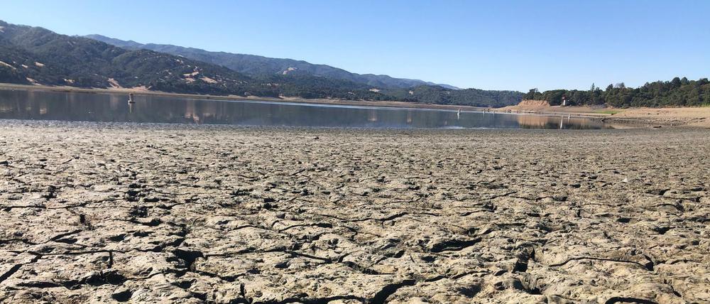 Ein freigelegtes Trockenbett am Lake Mendocino in den USA