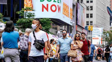 Passanten nahe des Times Square in New York.