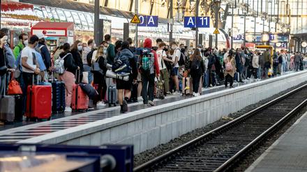 Es wird voll werden – auf Bahnhöfen und in den Zügen.