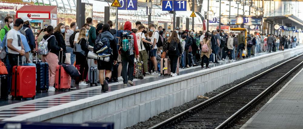 Es wird voll werden – auf Bahnhöfen und in den Zügen.
