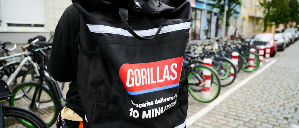 Ein Beschäftigter des Lieferdienstes Gorillas vor der Filiale in der Muskauer Straße (Archiv).