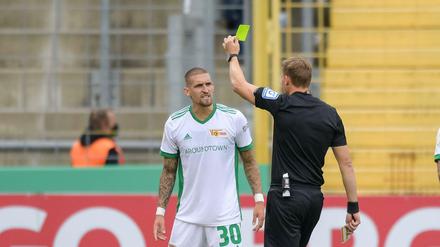 Bekanntes Bild. Vor allem in seiner ersten Saison kassierte Robert Andrich viele Gelbe Karten. 
