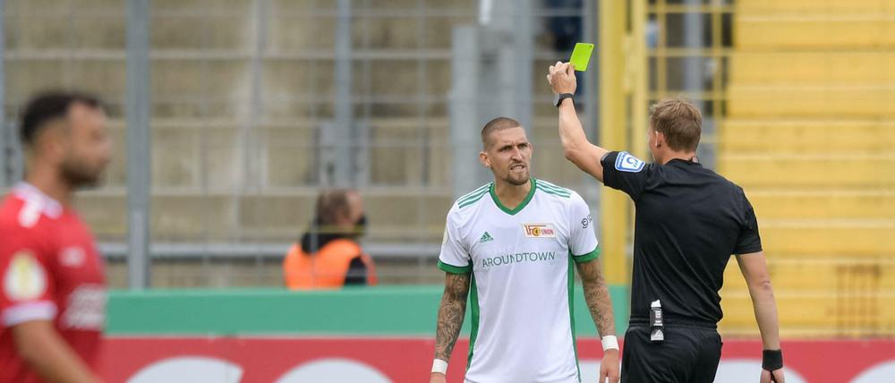 Bekanntes Bild. Vor allem in seiner ersten Saison kassierte Robert Andrich viele Gelbe Karten. 