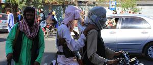 Kämpfer der Taliban bewegen sich durch die Innenstadt von Herat.