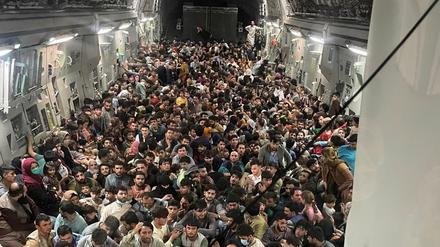 Evakuierung aus Kabul in US-Maschine: 640 Menschen an Bord 