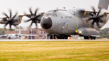 Ein Bundeswehr-Transportflugzeug vom Typ Airbus A400M auf dem Fliegerhorst Wunstorf.