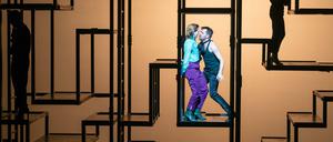 Ein Klettergerüst auf der Bühne: Bettina Hoppe (links) und Nico Holonics müssen schwindelfrei sein.