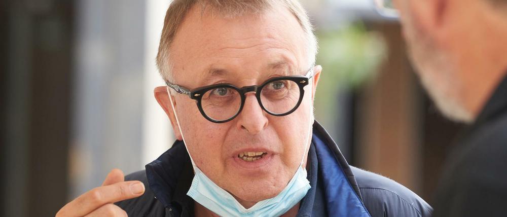 Ahrweilers Landrat Jürgen Pföhler (CDU) bei einem Ortstermin Ende Juli.