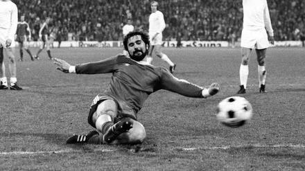 Unnachahmlich. Gerd Müller erzielte seine Tore mit links, rechts, per Kopf, mit dem Hintern und gerne auch im Grätschen. 