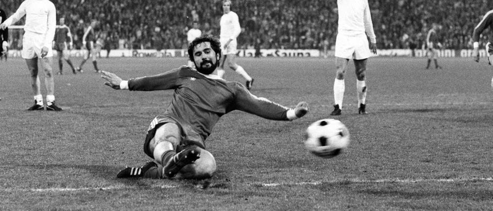 Unnachahmlich. Gerd Müller erzielte seine Tore mit links, rechts, per Kopf, mit dem Hintern und gerne auch im Grätschen. 