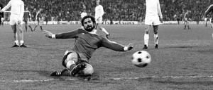 Unnachahmlich. Gerd Müller erzielte seine Tore mit links, rechts, per Kopf, mit dem Hintern und gerne auch im Grätschen. 