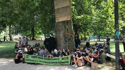 Am Montagnachmittag versammelten sich Klima-Aktivisten im Monbijoupark.