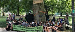 Am Montagnachmittag versammelten sich Klima-Aktivisten im Monbijoupark.