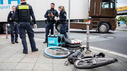 Polizeibeamt:innen an der Unfallstelle. 