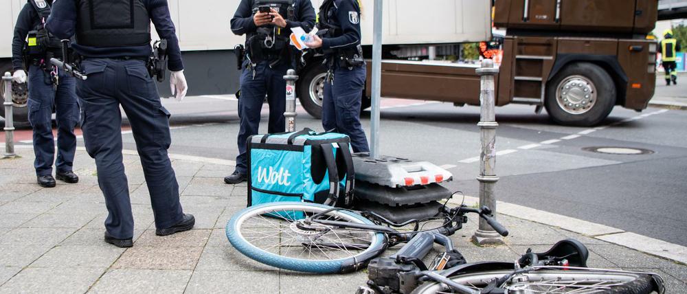 Polizeibeamt:innen an der Unfallstelle. 