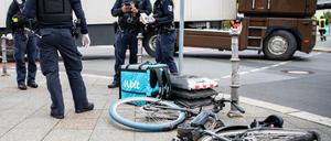 Polizeibeamt:innen an der Unfallstelle. 