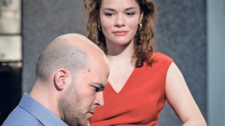 Verstehst du Videotechnik? Felix Goeser als Jean und Linn Reusse als Julie mühen sich, der Strindberg-Adaption Sinn und Verstand zu geben.