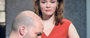 Verstehst du Videotechnik? Felix Goeser als Jean und Linn Reusse als Julie mühen sich, der Strindberg-Adaption Sinn und Verstand zu geben.