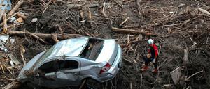 Die Flut spülte Bäume, Autos und Müll in Bozkurt durch die Straßen.
