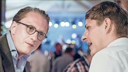 Noch ohne Krawatte. Nicht alle Sorben sind von Jan-Henriks (l.) Plan begeistert.