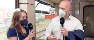 „Eine Runde Berlin“ heißt der Podcast von Checkpoint-Redakteurin Ann-Kathrin Hipp, in dem sie nicht nur CDU-Politiker Kai Wegner zum Gespräch in der S-Bahn trifft.