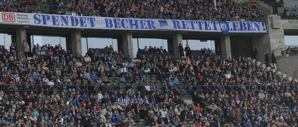 Einmal im Jahr rufen die Harlekins bei Hertha BSC zu Becherspenden auf und unterstützen damit Krebshilfeorganisationen.