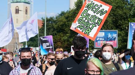 Demonstranten gehen bei der Hanfparade durch die Stadt. 