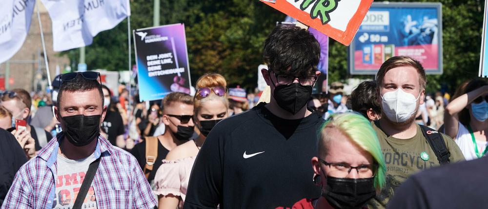 Demonstranten gehen bei der Hanfparade durch die Stadt.