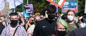 Demonstranten gehen bei der Hanfparade durch die Stadt. 