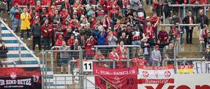 Höllentour. Die Fans aus Kaiserslautern gelten als reisefreudig. Schon beim Auswärtsspiel in Meppen machten sie sich zahlreich auf den Weg. Für das Spiel gegen Viktoria in Berlin waren die Karten für den Auswärtsblock rasch vergriffen.