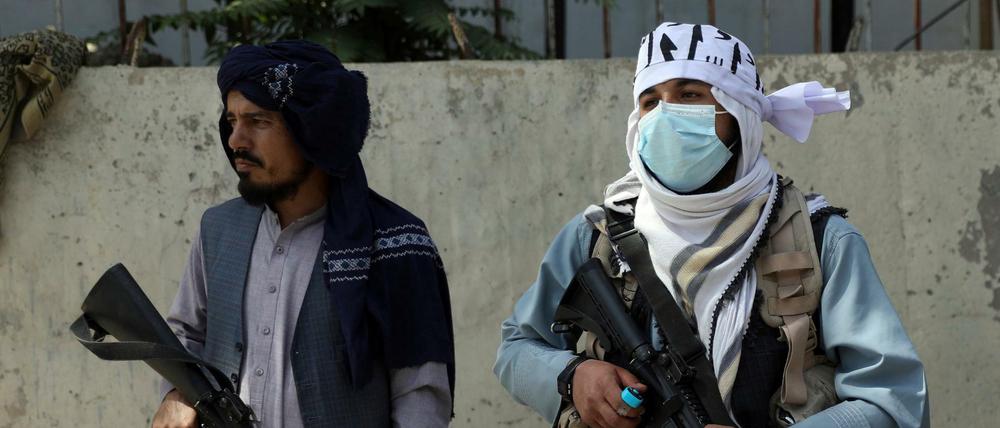 Taliban-Kämpfer stehen am Haupttor zum Präsidentenpalastes in Kabul