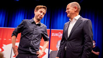SPD-Kanzlerkandidat Olaf und Kevin Kühnert, SPD-Direktkandidat Tempelhof-Schöneberg, bei Wahlkampfveranstaltung in der Ufa-Fabrik. 