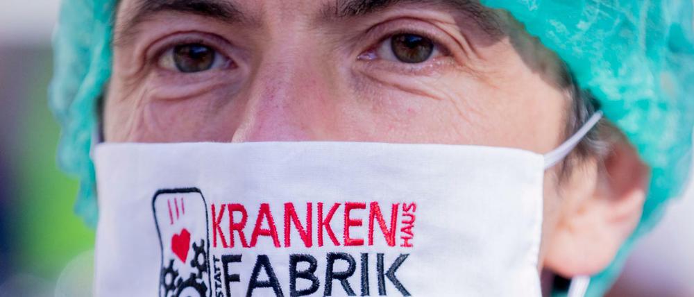 Unter Druck - "Krankenhaus statt Krankenfabrik" fordern Pflegekräfte auch in Berlin.