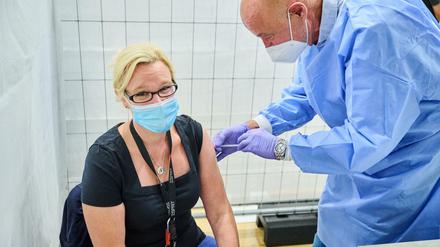 Jennifer Ingendorf lässt sich in dem neu eröffneten Impfzentrum im Einkaufscenter Alexa impfen. 