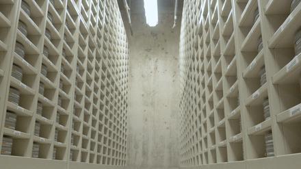 Ein Filmstill von "From Source To A Poem". Es ist eines der 15 Videos, die Rosa Barba in der Neuen Nationalgalerie zeigt.