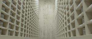 Ein Filmstill von "From Source To A Poem". Es ist eines der 15 Videos, die Rosa Barba in der Neuen Nationalgalerie zeigt.