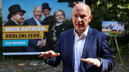 Berlins CDU-Chef und Spitzenkandidat Kai Wegner bei der Vorstellung von Wahlkampfplakaten.