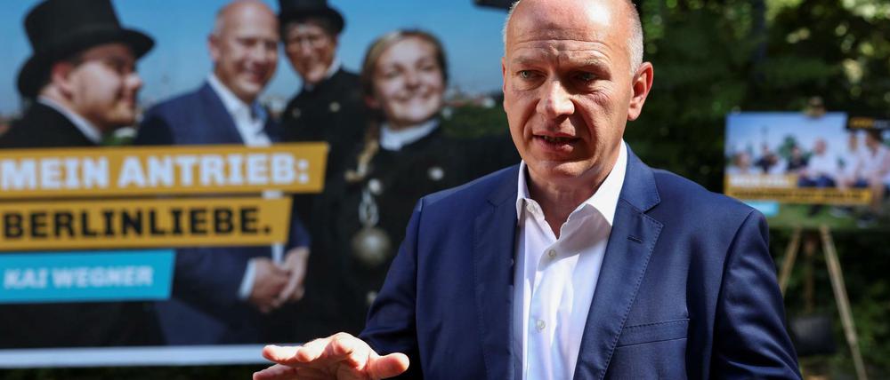 Berlins CDU-Chef und Spitzenkandidat Kai Wegner bei der Vorstellung von Wahlkampfplakaten.