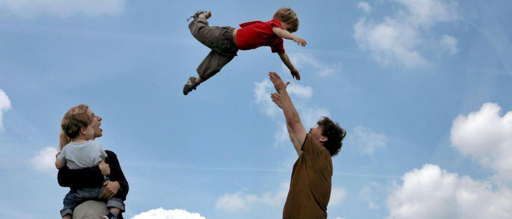 Familienförderung soll in ganz Berlin künftig gleich sein: Für Familien in Not sollen Kiezzentren entstehen und Eltern-Kind-Reisen möglich werden