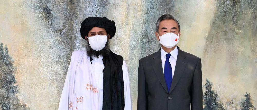Der chinesische Außenminister Wang Yi (rechts) empfing vor wenigen Wochen den Taliban-Führer Mullah Abdul Ghani Baradar.