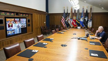 Aus sicherer Distanz. US-Präsident Joe Biden informiert sich in Camp David über die Lage in Afghanistan. 