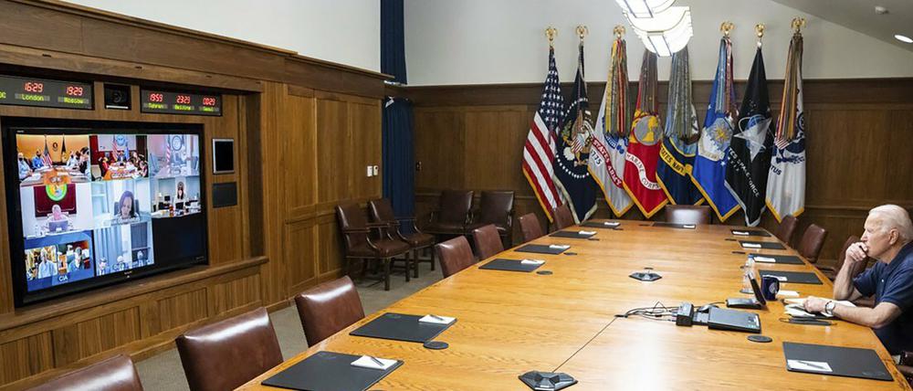 Aus sicherer Distanz. US-Präsident Joe Biden informiert sich in Camp David über die Lage in Afghanistan.