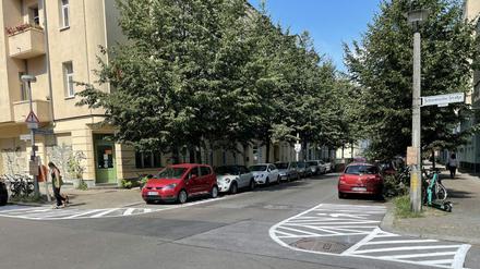 Selbst aufgemalte Fußgänger-Schraffierungen an Straßenkreuzung im Berliner Bezirk Pankow.