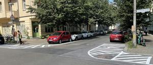 Selbst aufgemalte Fußgänger-Schraffierungen an Straßenkreuzung im Berliner Bezirk Pankow.